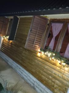 戈斯皮奇Kuća za odmor Antonija的一个带圣诞灯和窗户的门廊