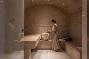 卡普萨利奥Porto Delfino Retreat的坐在浴室浴缸里的女人