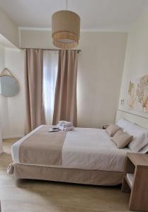 大加那利岛拉斯帕尔马斯Le Petit Palü Las Palmas的一间卧室设有一张大床和一个窗户。