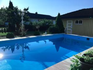 波什格伦Villa with pool and sauna的庭院里的一个蓝色海水游泳池