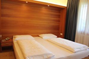 拉维拉Residence La Villa的卧室设有两张床,配有木制床头板