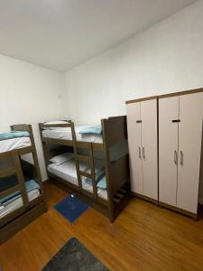 圣保罗Garden Hostel - Santana的客房设有三张双层床和橱柜。
