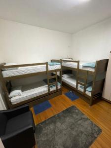 圣保罗Garden Hostel - Santana的一间设有两张双层床和地毯的房间
