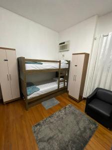 圣保罗Garden Hostel - Santana的小房间设有两张双层床和椅子