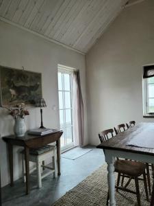斯塔德Hus i mysig by nära havet的客房设有书桌、床和窗户。