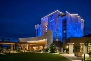 纽波特海滩VEA Newport Beach, a Marriott Resort & Spa的夜间有蓝色灯光的建筑的酒店