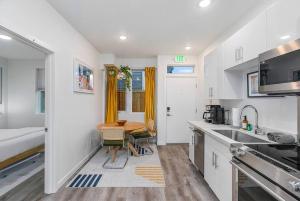 西雅图Calm Urban Abode steps to Volunteer Park的一个带水槽和桌子的厨房