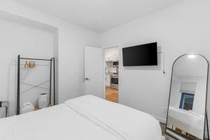 西雅图Calm Urban Abode steps to Volunteer Park的白色卧室配有床和镜子