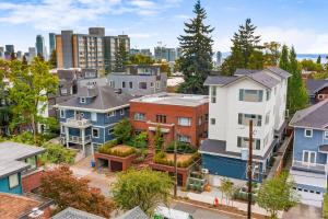 西雅图Calm Urban Abode steps to Volunteer Park的城市空中景观房屋