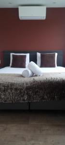 弗利辛恩Tip Top vakantie Woning Vlissingen的床上铺着白色毛巾