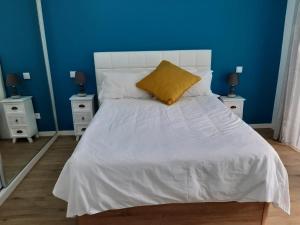 马希库Torre villas modern 2bed Holiday home ,b的卧室配有白色床和黄色枕头