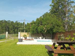 费德拉西翁Casa de Campo La Amada的后院设有野餐桌和游泳池