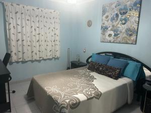 加尔达尔Habitación con baño privado的一间卧室配有一张蓝色墙壁的床