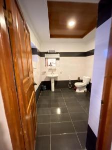 穆里Umda Hotel Pine Top的一间带水槽和卫生间的浴室