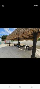 基拉戈Villa hermosa的海滩上的一把带桌子的草伞