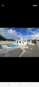 基拉戈Villa hermosa的一张房子的照片,里面设有一个游泳池