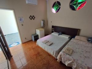 三玛丽亚镇Hotel Mar de Minas的一间卧室设有两张床和窗户。