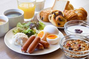 东京卢米埃尔西葛西酒店的一张桌子,上面有两盘早餐食品