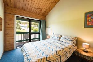 派西亚Bay of Islands Lodge的一间卧室设有一张床和一个大窗户