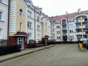 奥尔什丁Komfortowy Apartament Belweder的一排建筑物前面一条空的街道