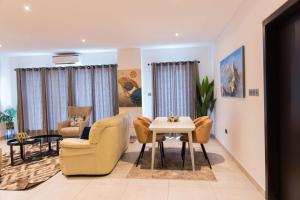 阿克拉Luxury 2 Bedroom Apartment East Legon - Accra的客厅配有桌椅