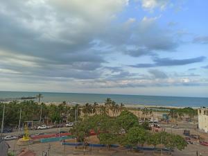 里奥阿查Hermoso apartamento frente al mar的享有海滩和大海的景色。