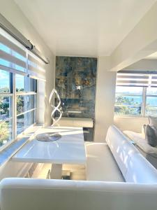 迈阿密海滩Panoramic luxurious waterfront one bedroom apartment with Miami skyline view Free parking 5min drive to Miami Beach的客厅配有沙发和桌子