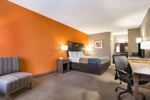 福雷斯特城Econo Lodge Forrest City I-40的配有一张床和一张书桌的酒店客房
