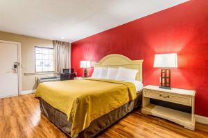 伯里亚伯利亚伊克诺旅店的酒店客房,设有一张红色墙壁的床