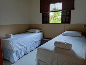 伊利亚贝拉Casa Azul Perequê的带2扇窗户的客房内的2张床