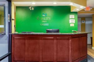 昆西Quality Inn Quincy - Tallahassee West的医院里的一个酒吧,有绿色的墙