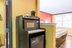 萨克拉门托Quality Inn & Suites的一间配备有冰箱及电视的客房