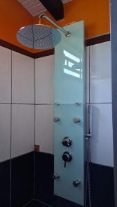 德赛Rêve créole的浴室里设有玻璃门淋浴