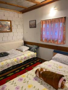 察津Farma 2的客房设有两张床和窗户。