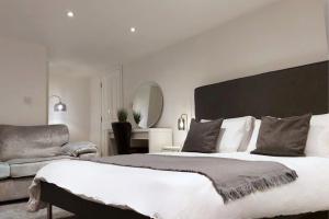 普雷斯顿2 Bedroom City Centre Duplex Apt的一间卧室配有一张大床和一张沙发