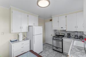 达利城3 Bd House, Walkable To Bart, Free Parking, Views的厨房配有白色橱柜、炉灶和冰箱。