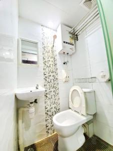 香港International Metro Guest House的一间带卫生间和水槽的小浴室