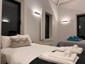波尔图JM Alojamento local no Porto的一间卧室配有两张带毛巾的床