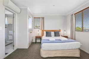 陶波Top of the Lake - Taupo的一间卧室设有一张大床和一个窗户。