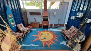 托雷斯Hostel Tribos Livres的一间客厅,地板上阳光充足