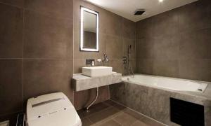 全州市Jeonju Mari Hotel的浴室配有卫生间、盥洗盆和浴缸。