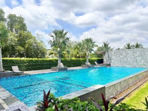 北榄Herma Hotel的棕榈树别墅内的游泳池