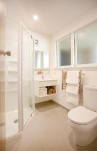 基督城赌场阁汽车旅馆的白色的浴室设有卫生间和水槽。