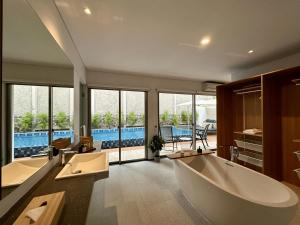 万隆Bungalow Homes的大型浴室设有两个盥洗盆和浴缸。