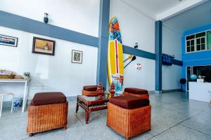 Ban SuaniTalay Krabi的一间设有椅子的房间和墙上的冲浪板