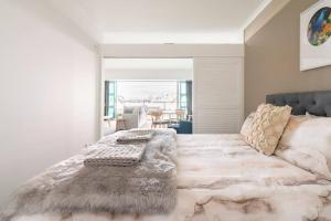 奥克兰Luxury Apartment With Stunning Harbour & City View的一间卧室配有一张大床和一张沙发