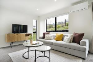 汉密尔顿Stunning 3 bedrooms house in Hillcrest - Close to Waikato University & Cambridge的带沙发和电视的客厅