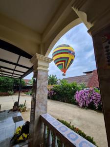 万荣Saphaothong guesthouse的热气球飞越房子