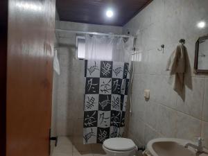 圣罗莎Casa Winter - Seu Quarto Ideal的一间带卫生间和水槽的浴室