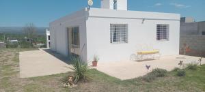 坦季Mi Casa de Campo的一座白色的小房子,在庭院里设有一个庭院